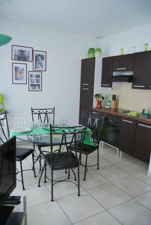 Gite La Tour Boileau Apartment Троа Екстериор снимка